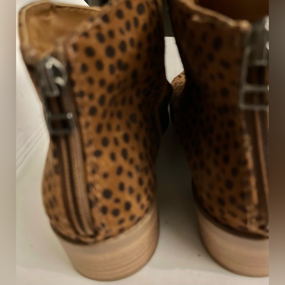 Faux leopard ankle boots in size 9.5. - Picture 6 of 8